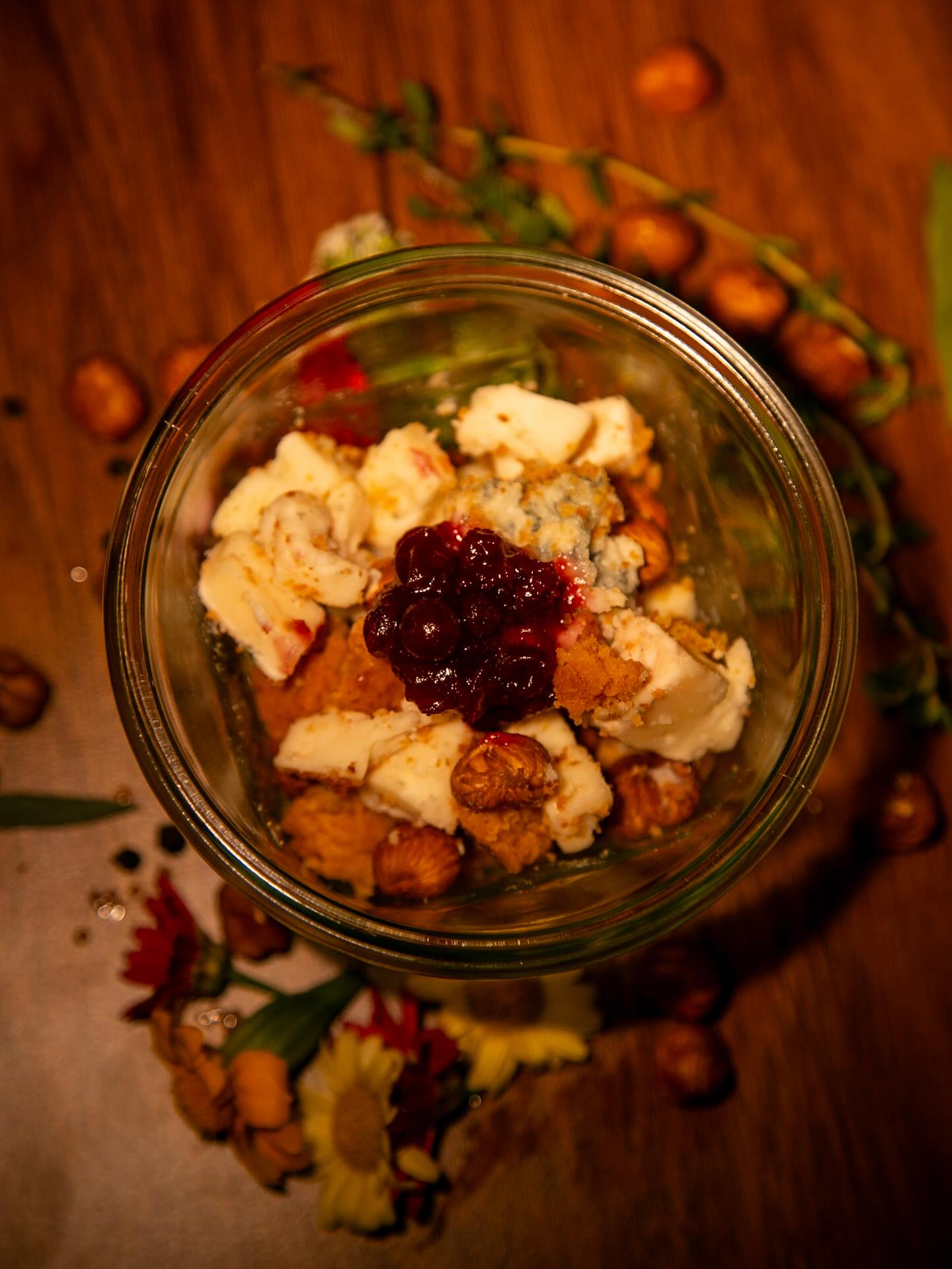 Roquefort mit Haselnuss Crumble